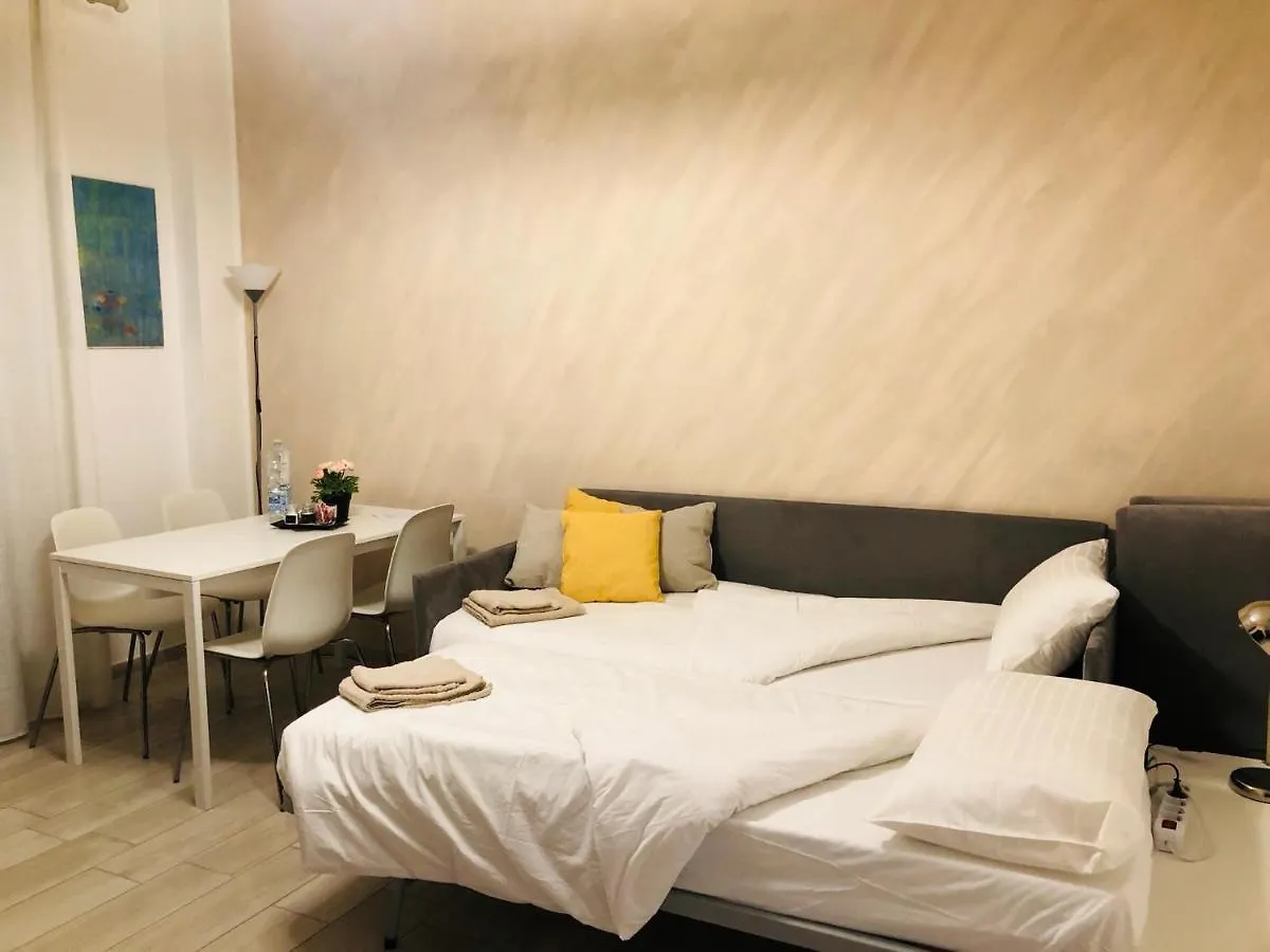 Lovely 2 Room Apartment With Small Garden Milan Italie
